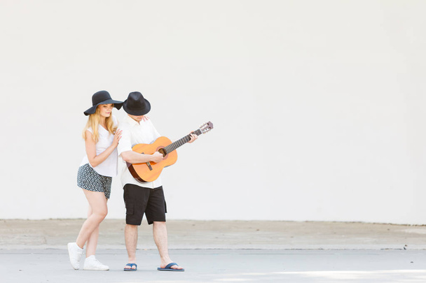 Man playing guitar, woman having fun - Foto, Bild