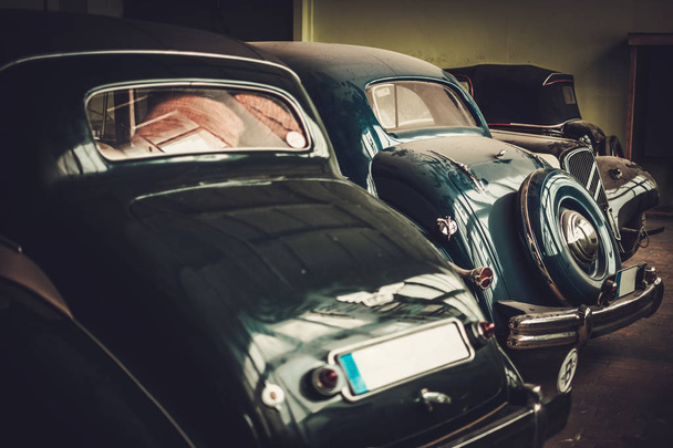 Meccanico in officina di restauro auto d'epoca
 - Foto, immagini