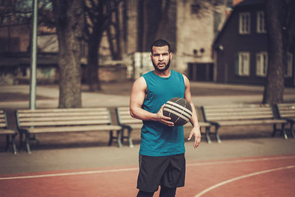 Afrikanisch-amerikanischer Streetballspieler übt im Freien - Foto, Bild