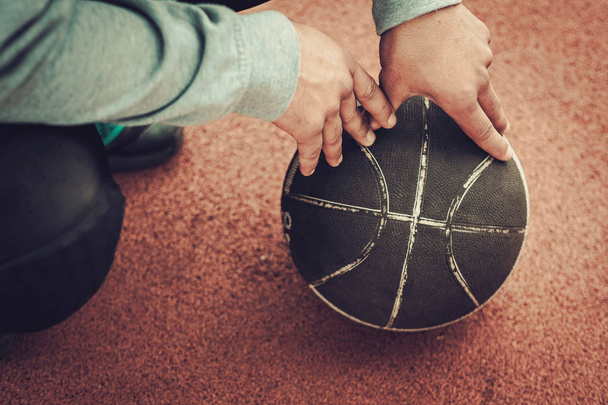 Руки человека на баскетбольном мяче
 - Фото, изображение