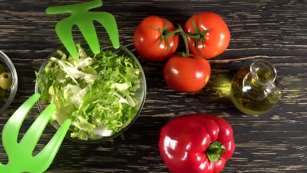 Groenten ingridients voor salade op rustieke houten achtergrond. - Video