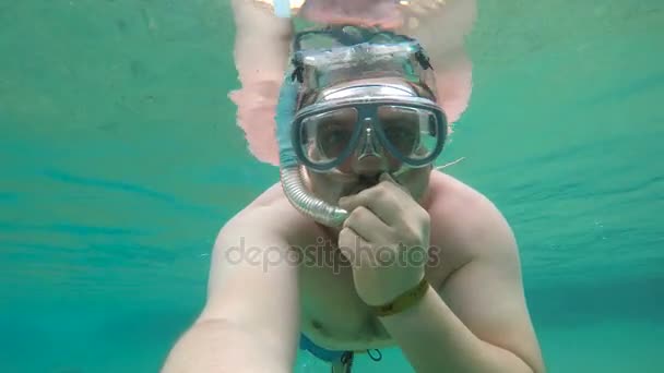 Ο άνθρωπος καταδύσεις κάτω από το νερό στη θάλασσα με μάσκα - Πλάνα, βίντεο