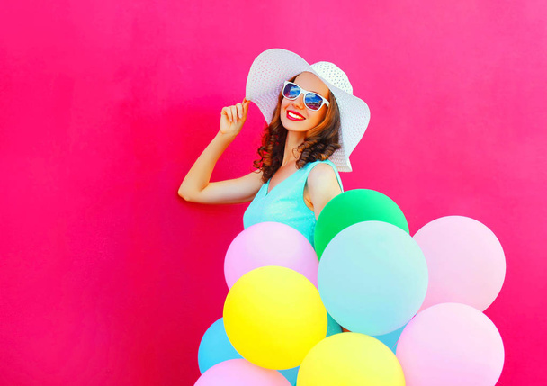 Fashion smiling young woman with an air colorful balloons is hav - Foto, Imagem