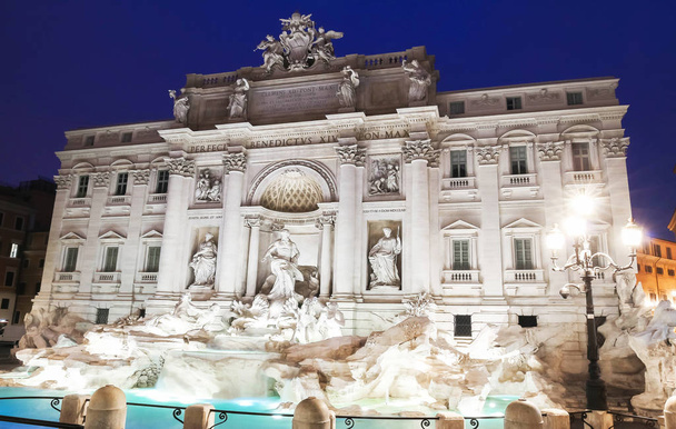 Fontanna di Trevi, w nocy, Rzym, Włochy. - Zdjęcie, obraz