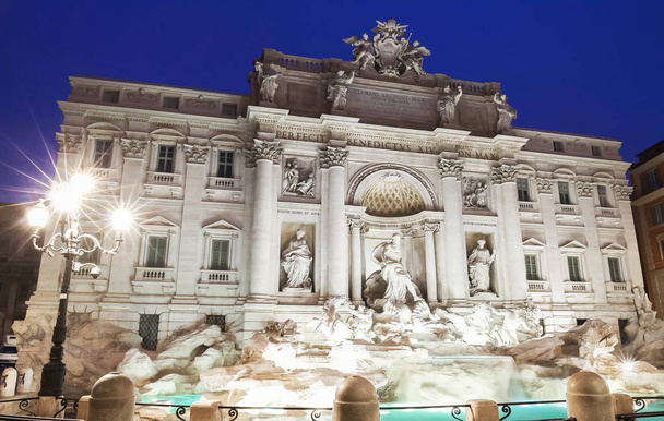 Trevi Çeşmesi gece, Roma, İtalya. - Fotoğraf, Görsel