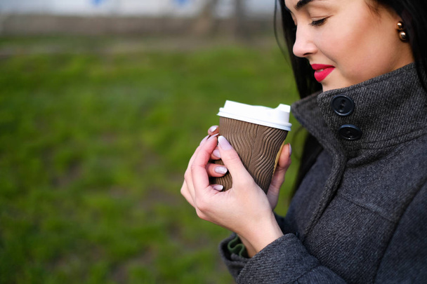 brunette girl drinking hot coffee - Foto, imagen