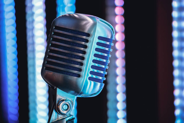  Microfoon in blauwe lichte og fase. - Foto, afbeelding