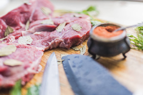 新鮮な肉、スパイス、コショウ、2 つのカットのナイフ - 写真・画像