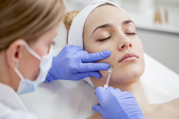 жінка в салоні краси на обличчі лікування
 - Фото, зображення