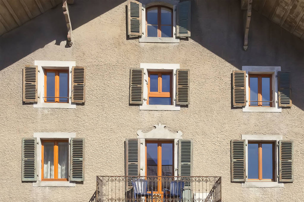 Стена с окнами в Шамони Монблан
 - Фото, изображение
