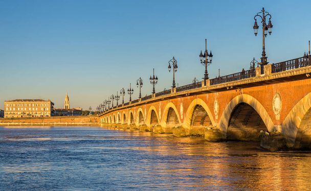 Pont de pierre, egy régi híd, Bordeaux, Franciaország - Fotó, kép