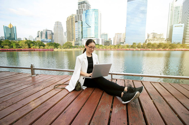 Geschäftsfrau arbeitet am Laptop im Stadtpark. - Foto, Bild