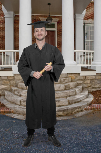 Чоловік у випускному одязі
 - Фото, зображення