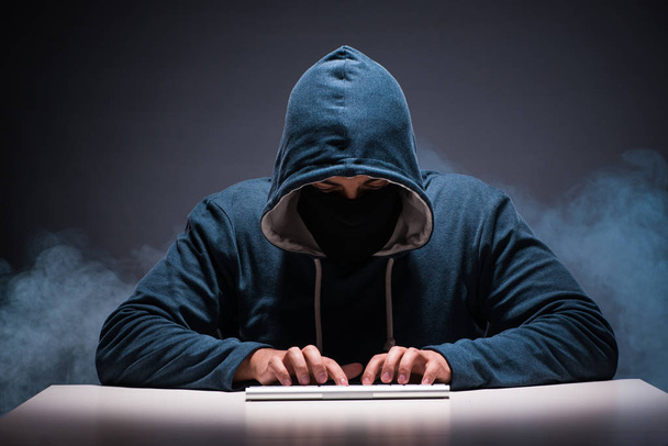 Χάκερ υπολογιστών που εργάζονται σε σκοτεινό δωμάτιο - Φωτογραφία, εικόνα