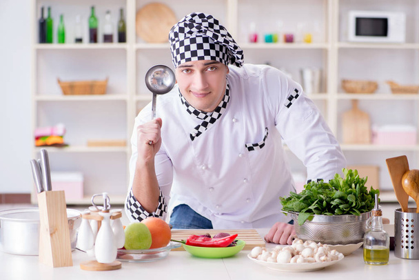 Cocinero joven trabajando en la cocina - Foto, Imagen