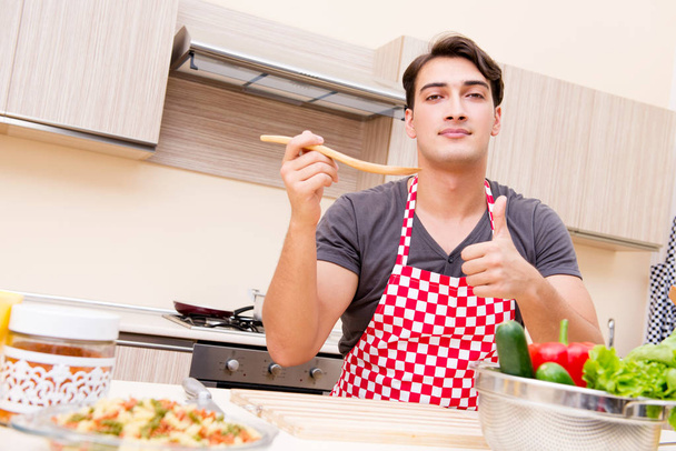 Man mannelijke kok bereiden van voedsel in de keuken - Foto, afbeelding
