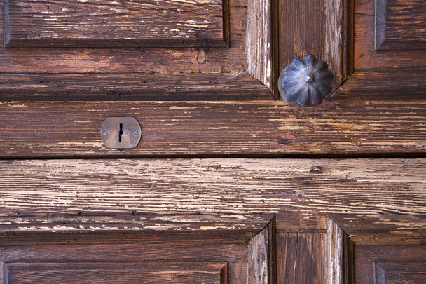 Mosazný hnědé klepadlo skleněné dveře caronno varesino Itálie varese - Fotografie, Obrázek