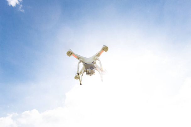 drone latający w błękitne niebo - Zdjęcie, obraz