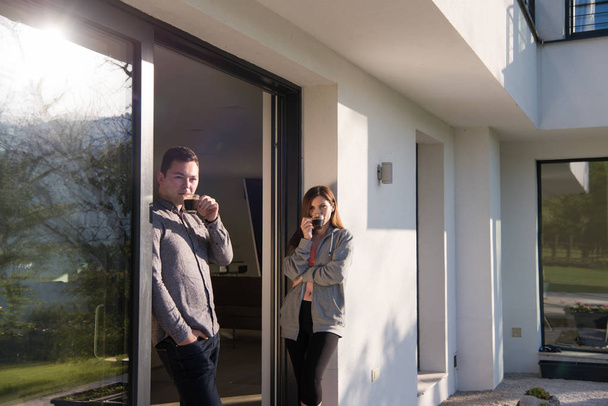 couple profitant sur la porte de leur villa de luxe
 - Photo, image