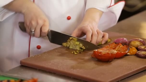 hand with a knife cut vegetables for frying - Filmati, video
