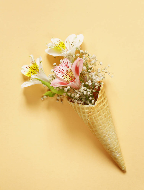 Вафельний ріг з весняними квітами, ванільний стиль
 - Фото, зображення