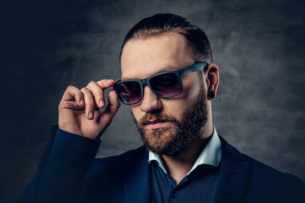 Stílusos szakállas férfi napszemüveg  - Fotó, kép
