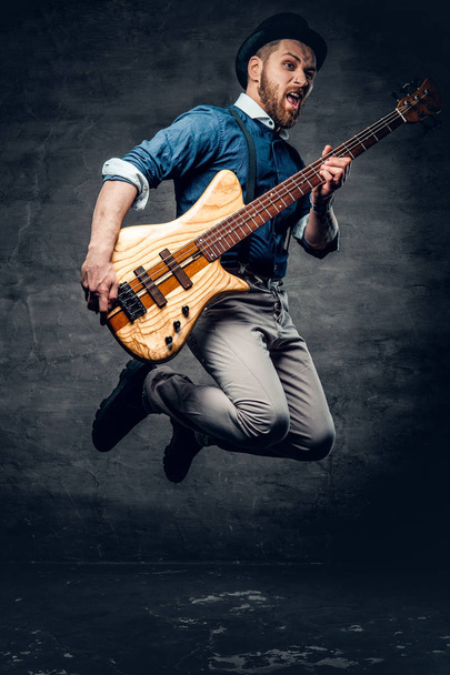 Komik bas gitarist olarak bir atlama  - Fotoğraf, Görsel