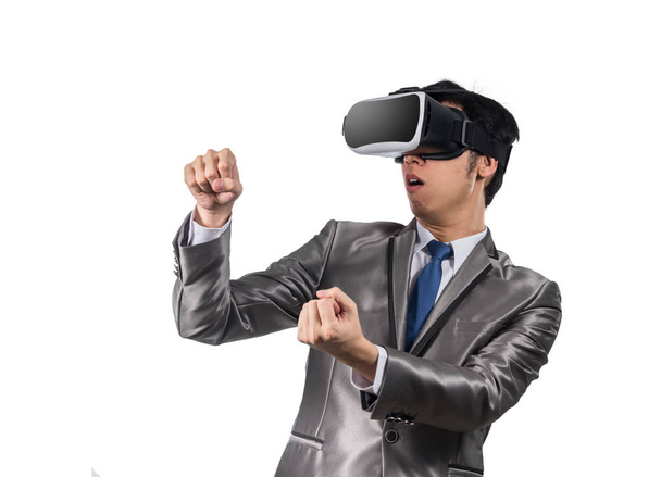 Uomo d'affari che indossa la realtà virtuale
  - Foto, immagini