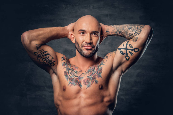 Homme athlétique torse nu avec tatouages
 - Photo, image