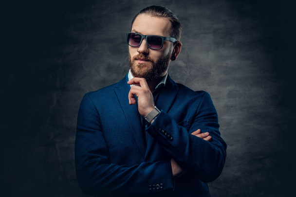 Stylish bearded man in sunglasses - Foto, afbeelding