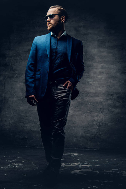 stilvoller bärtiger Mann im Anzug - Foto, Bild