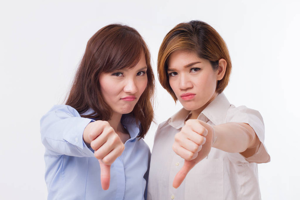 frustrado, mulheres zangadas dando polegar para baixo pose
 - Foto, Imagem