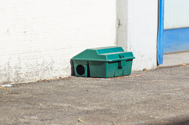 Box trappola per topi velenosi sul pavimento vicino alla parete
 - Foto, immagini