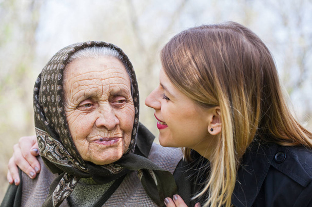 若い女性の病気の祖母をキス - 写真・画像