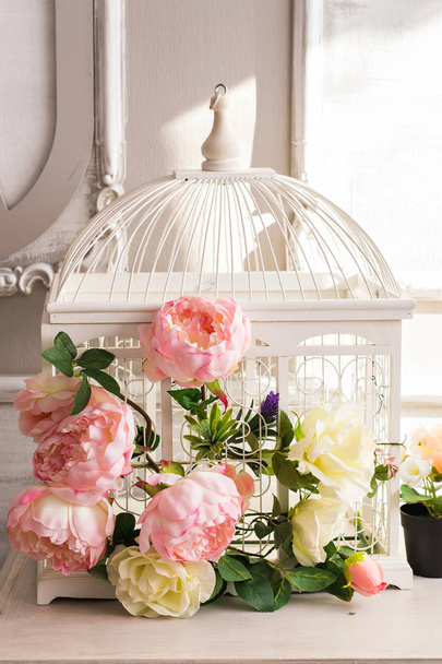 Shabby chic decoratie met mooie vintage vogelkooi en bloemen - Foto, afbeelding