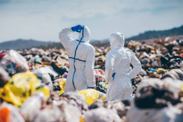 recyclage des travailleurs effectuant des recherches sur la décharge
 - Photo, image