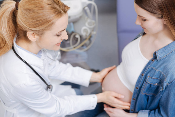 tutkimalla raskaana olevaa vatsaa klinikalla
 - Valokuva, kuva