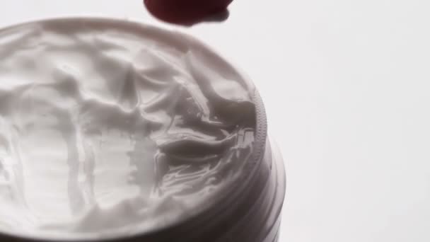 Witte zachte cosmetische crème Fingered, macro close-up - Video