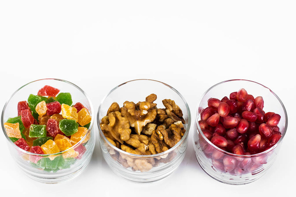 Malé skleněné s sušené ovoce, ořechy, granátové jablko - Fotografie, Obrázek