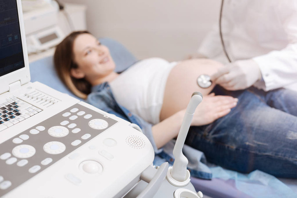  pregnant woman getting belly checkup - Valokuva, kuva
