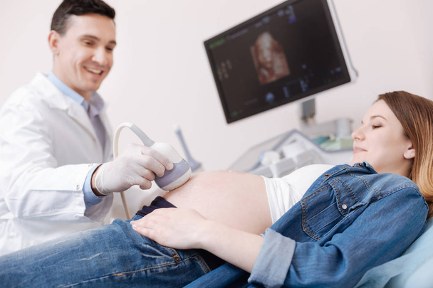 doctor providing ultrasound pregnant patient  - Foto, imagen
