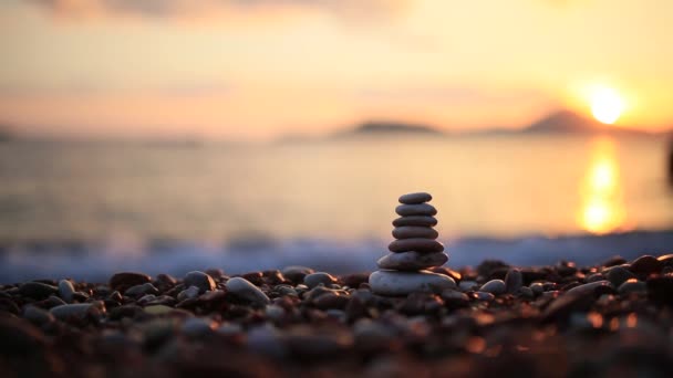 Equilibrio piedras en la playa. Tranquilidad mental. Vida de equilibrio. Ca
 - Imágenes, Vídeo