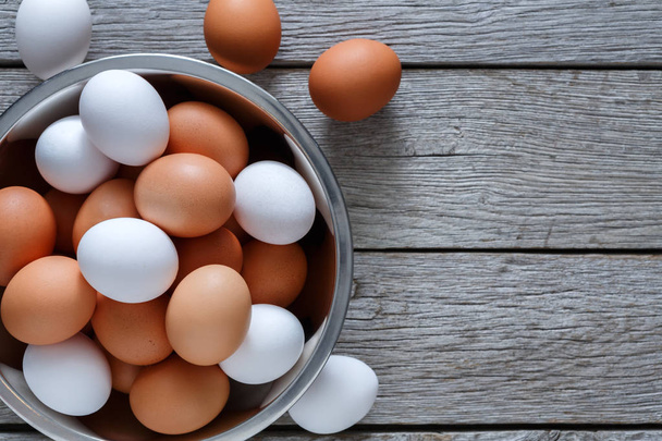 Φρέσκο καφέ αυγά σε μπολ σε ξύλο φόντο - Φωτογραφία, εικόνα
