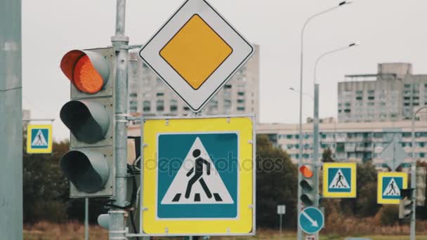 Město ulice rozcestí s označení přechodu pro chodce a semafor - Záběry, video