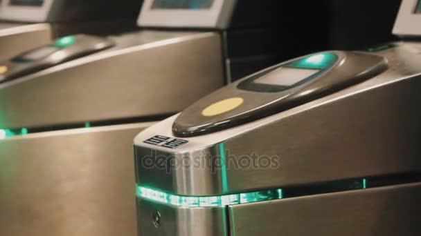 Rush hour metro wicket Configuratiescherm, mensen betalen voor invoeren met kaarten - Video