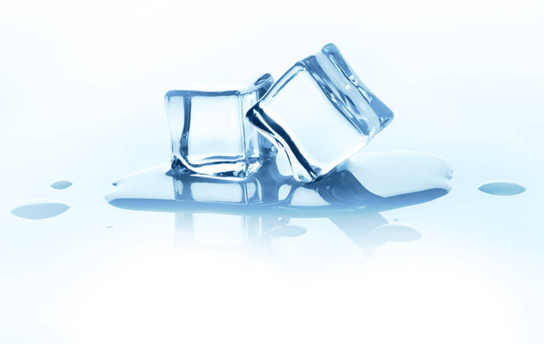 Cubos de gelo derretendo com reflexão isolada sobre branco
. - Foto, Imagem