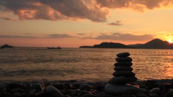 ビーチで石のバランスをとる。心の平和。平衡生活。Ca - 映像、動画