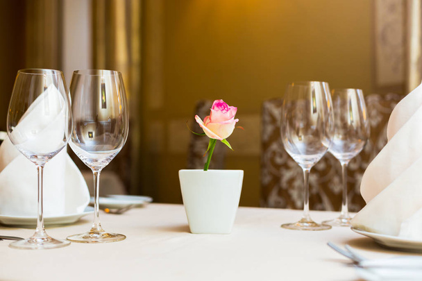 テーブル デコレーションとして花瓶にピンクのバラ。テーブルの設定 - 写真・画像