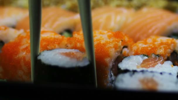 Φρέσκο τζίντζερ Ιαπωνικά wasabi σούσι και ρολά, μακροεντολή κινέζικα ξύλινα μπαστούνια - Πλάνα, βίντεο