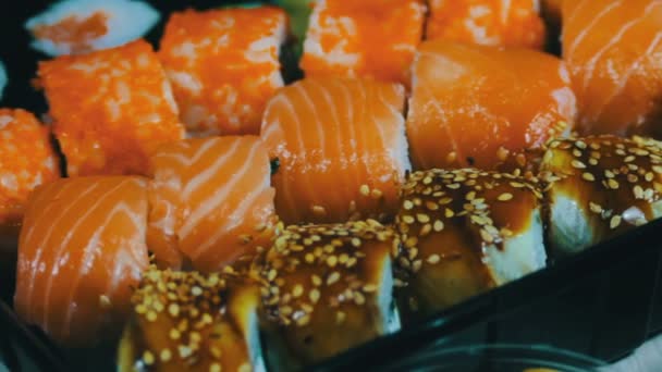 Japanilainen sushi ruokaa tuoretta raaka fish.Japanese ruokalaji koostuu riisistä, lohta tai tonnikalaa, katkarapuja ja kalanmunia liotetaan soija
 - Materiaali, video